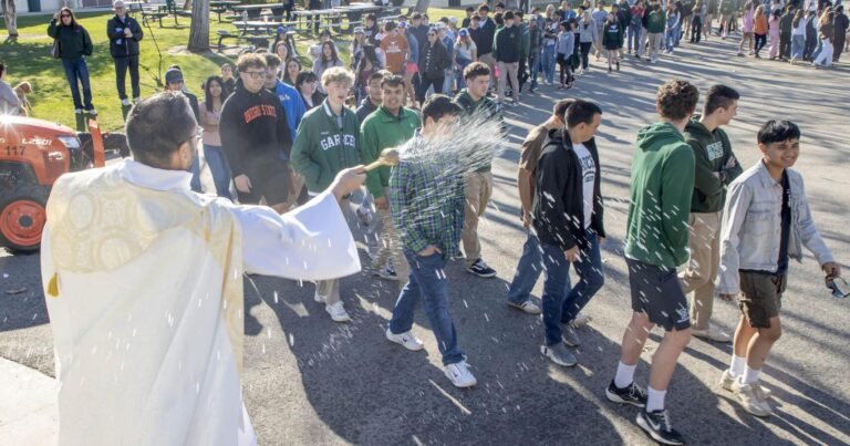 PHOTO GALLERY: Blessing of the pets – The Bakersfield Californian