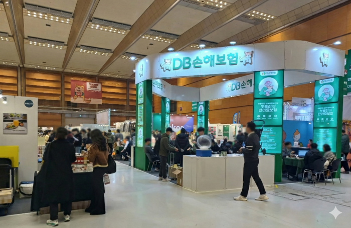 "Look at the cat toy! Three, 5,000 won!"When the doors of the Samsung COEX exhibition hall …