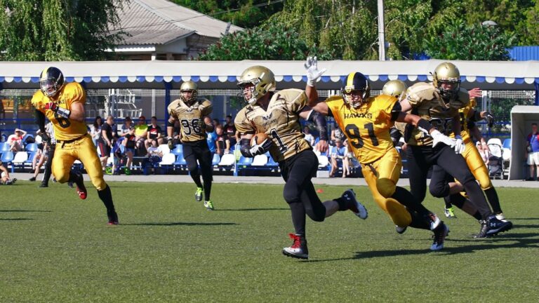 Golden Retriever ‘Faking Injury’ at Vet’s Office Deserves an Oscar – Parade Pets