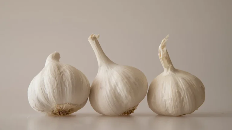Popular grocer recalls peeled garlic over temperature concerns – Yahoo
