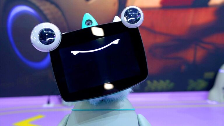 Meet OlloBot: The Cyber Pet That Actually Wants to Be Part of Your Family | Geeking Out